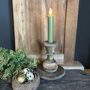 Houten kandelaar op voet